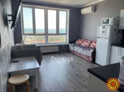 Продам красиву однокімнатну квартиру в новому будинку з видом на море.