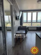 Продам красиву однокімнатну квартиру в новому будинку з видом на море.