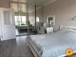 Продам красиву однокімнатну квартиру в новому будинку з видом на море.