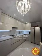 Продається трикімнатна квартира з дизайнерським ремонтом