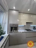 Продається трикімнатна квартира з дизайнерським ремонтом