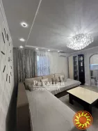 Продається трикімнатна квартира з дизайнерським ремонтом