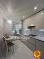 Продається трикімнатна квартира з дизайнерським ремонтом