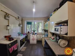 У продажу кімната у комунальній квартирі.
