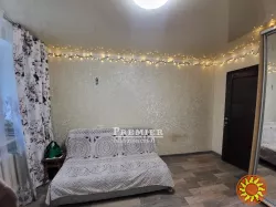 У продажу кімната у комунальній квартирі.