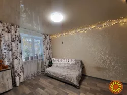 У продажу кімната у комунальній квартирі.