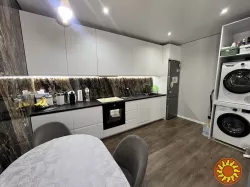 Продам 2-кімнатну квартиру в новому житловому комплексі.