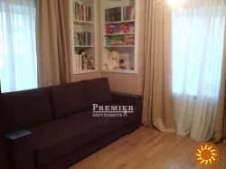 У продажу простора 3-кімнатна квартира загальною площею 95 м2 по вулиці Марсельській.