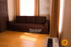 У продажу простора 3-кімнатна квартира загальною площею 95 м2 по вулиці Марсельській.