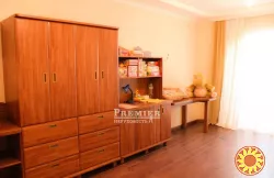 У продажу простора 3-кімнатна квартира загальною площею 95 м2 по вулиці Марсельській.