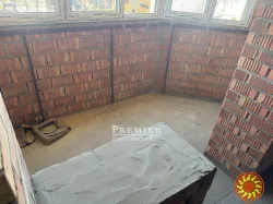 2кімн. квартира в цегляному будинку. Поруч з центром міста