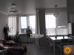 Пропонується до продажу простора дворівнева квартира у новому житловому комплексі біля моря