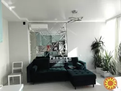 Пропонується до продажу простора дворівнева квартира у новому житловому комплексі біля моря