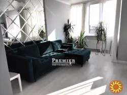 Пропонується до продажу простора дворівнева квартира у новому житловому комплексі біля моря