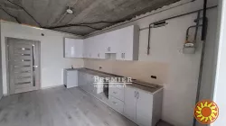 Продам однокімнатну квартиру з панорамним видом на Вашого улюбленого сусіда – море.