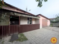 Продаж частини будинку з гаражем в районі пр. Відродження