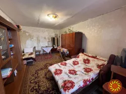 У продажу гостінка у хорошому районі за Київським ринком