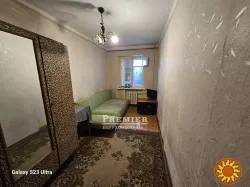 У продажу двокімнатна квартира на низькому поверсі, в житловому стані