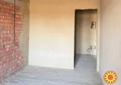 Продам простору однокімнатну квартиру у новому цегляному житловому комплексі на Сахарова.