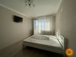 У продажу 1-кімнатна квартира з ремонтом, меблями та технікою