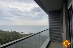 Пропонується до продажу квартира загальною площею 107 кв.м, двостороння, вид на море зі всіх вікон.