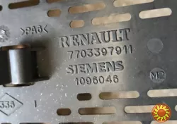 Бу кронштейн блока предохранителей Renault Megane Scenic 1, 7703397911