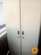 Металлический шкаф, очень жесткий, двери не отгинаются