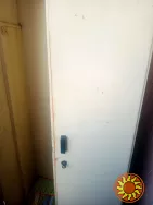 Металлический шкаф, очень жесткий, двери не отгинаются