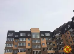 У продажу простора 2 кімнатна квартира в новому житловому комплексі біля моря.