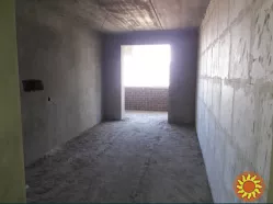 У продажу простора 2 кімнатна квартира в новому житловому комплексі біля моря.