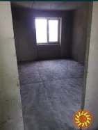 У продажу простора 2 кімнатна квартира в новому житловому комплексі біля моря.