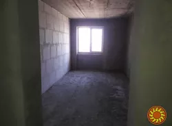 У продажу простора 2 кімнатна квартира в новому житловому комплексі біля моря.