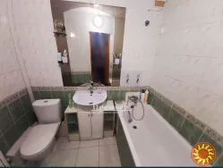 Продається трикімнатна квартира