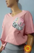 Жіноча футболка v виріз мис з кишенею та апликацієй паєтки котон персик-рожевий 46-48