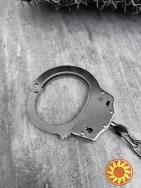 наручники сталеві сріблястого кольору.