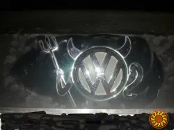 Стикер на авто Чёртик с вилами выпуклая на эмблему авто