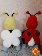 В'язана іграшка бджілка та божа корівка