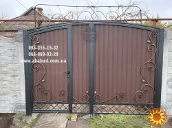 Розпашні ворота з профлиста та бетонним парканом