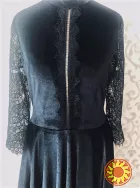 Оксамитова коротка сукня чорного кольору.