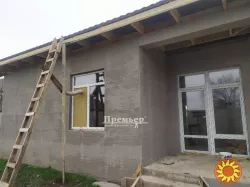 У продажу будинок у передмісті Чорноморська, розташований на 5 сотках землі.