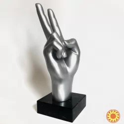 Статуэтки в виде жеста «Peace»