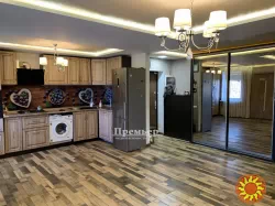 4 кімн. квартиру по вул. Корольова. Кухня 38 м2