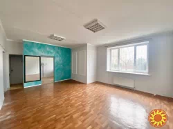 У продажу офісне приміщення в будинку з червоної цегли у смт Великодолинське Загальною площею 50 м/кв.