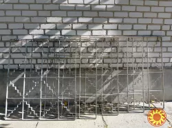 Решетки металлические серого цвета