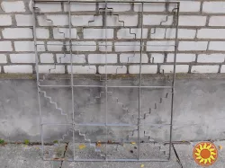 Решетки металлические серого цвета