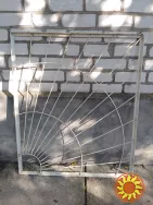 Решетка металлическая белого цвета