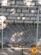 Решетка металлическая белого цвета