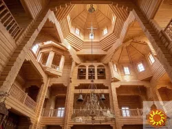 Автентична дерев'яна церква зі зрубу