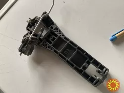 Бу держатель наружной ручки двери передней левой Mercedes W168, A1687600134