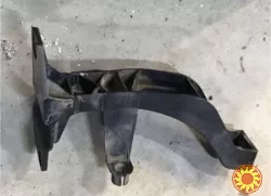 Бу кронштейн бампера правый Mercedes Benz W168, A1688800414